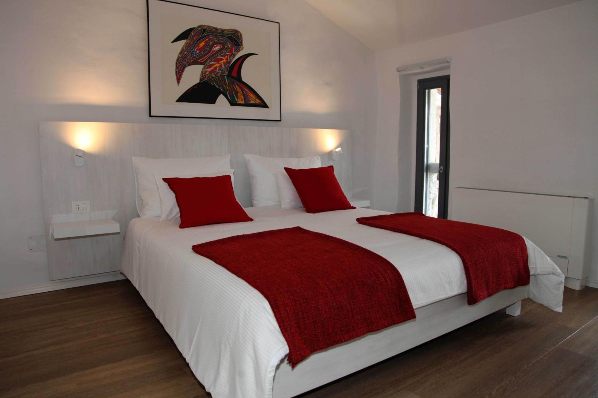 Boutique Hotel Dvor Dobrovo Pokoj fotografie