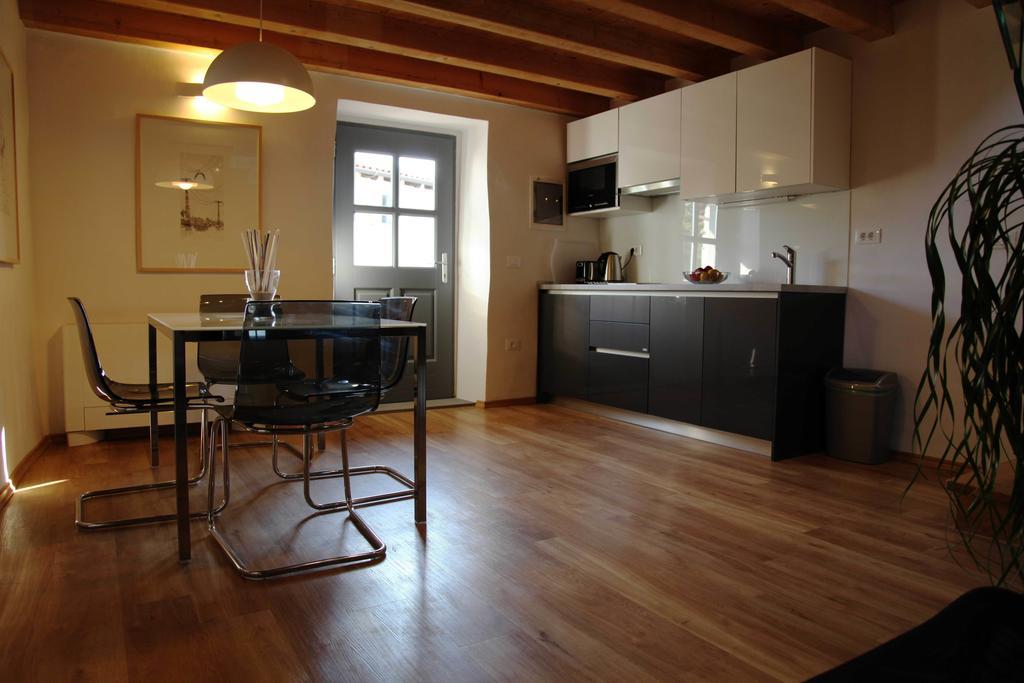 Boutique Hotel Dvor Dobrovo Pokoj fotografie