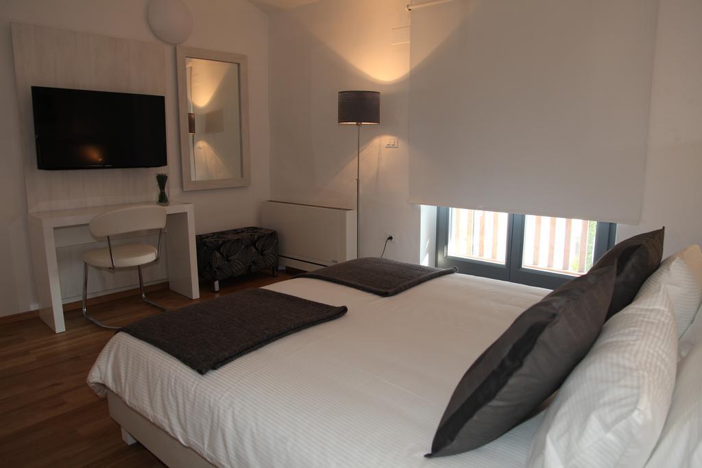 Boutique Hotel Dvor Dobrovo Pokoj fotografie