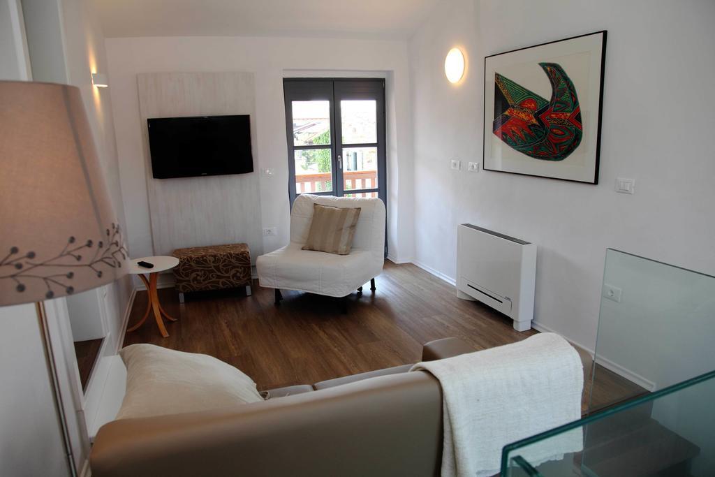 Boutique Hotel Dvor Dobrovo Pokoj fotografie