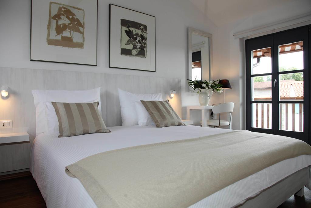 Boutique Hotel Dvor Dobrovo Pokoj fotografie