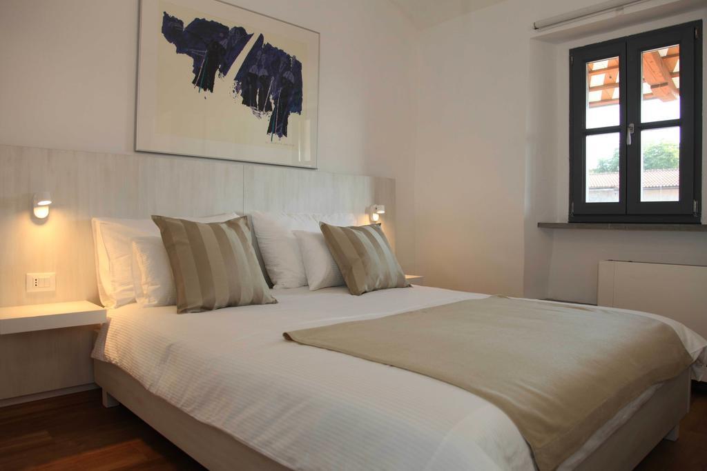 Boutique Hotel Dvor Dobrovo Pokoj fotografie